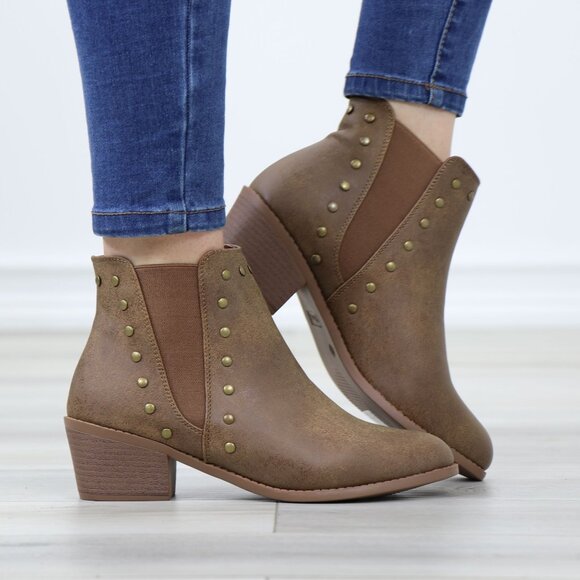 Chelsea Pointed Toe Low Heel Ankle Boots Metal Studs Tan Synthetic Leather - Picture 1 of 12